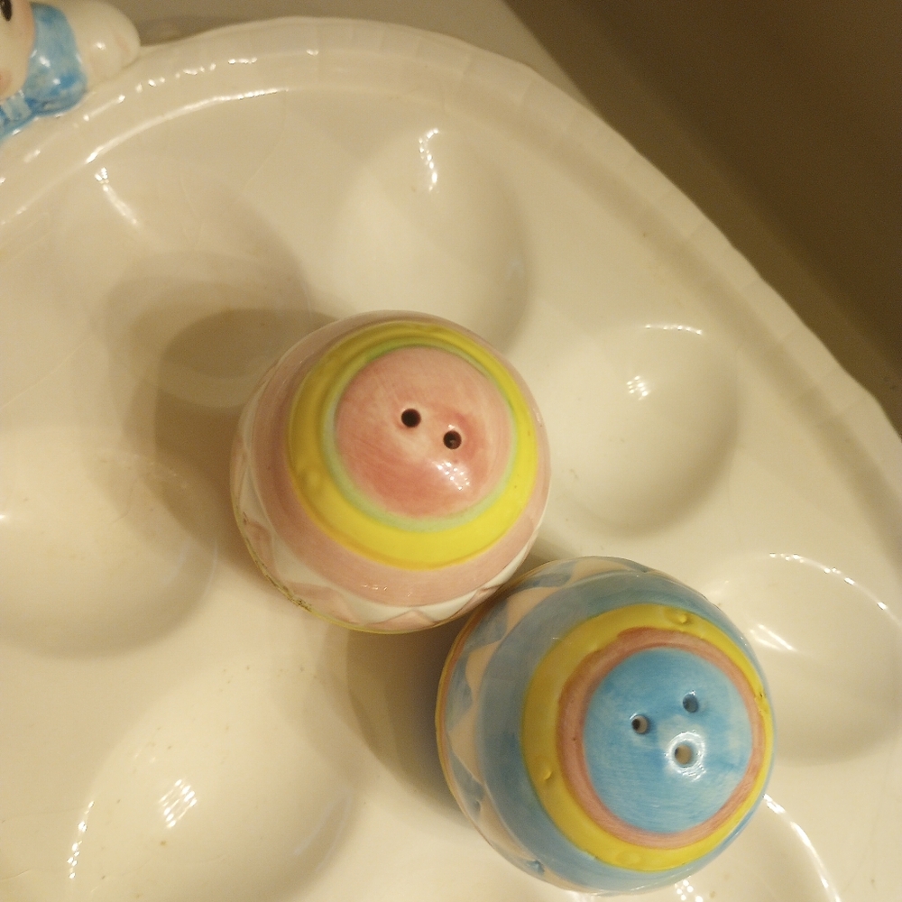 Ceramic Easter Egg Display Plate and matching salt and pepper shakers - Picture 4 of 11